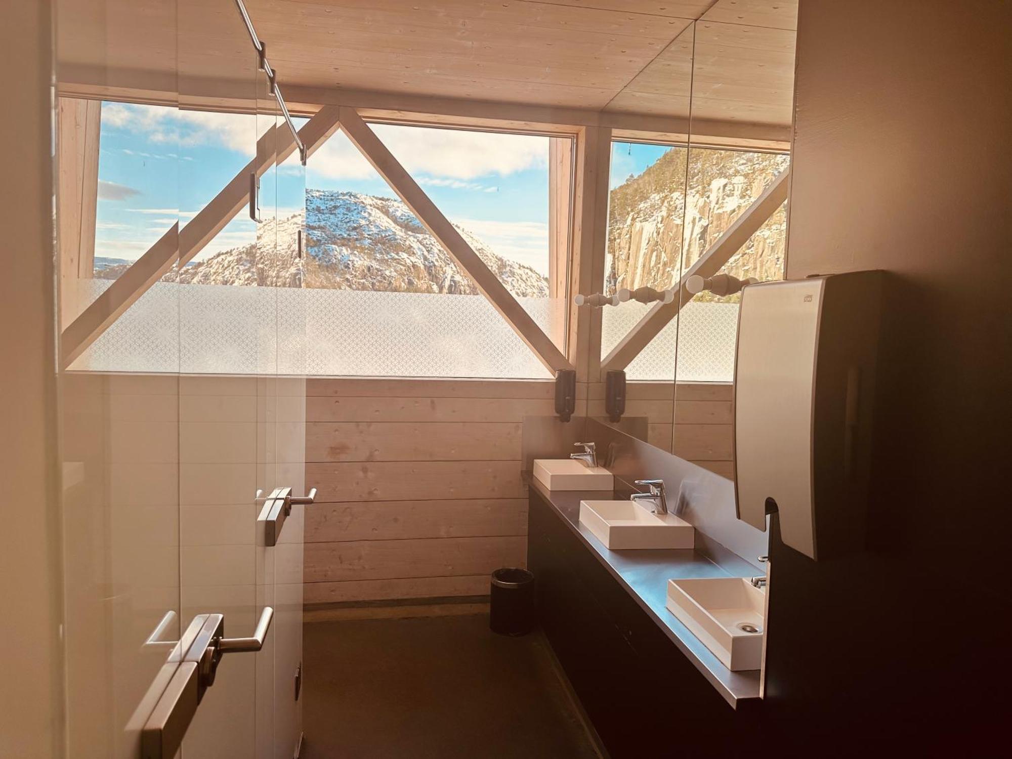 Hotel Preikestolen & Basecamp