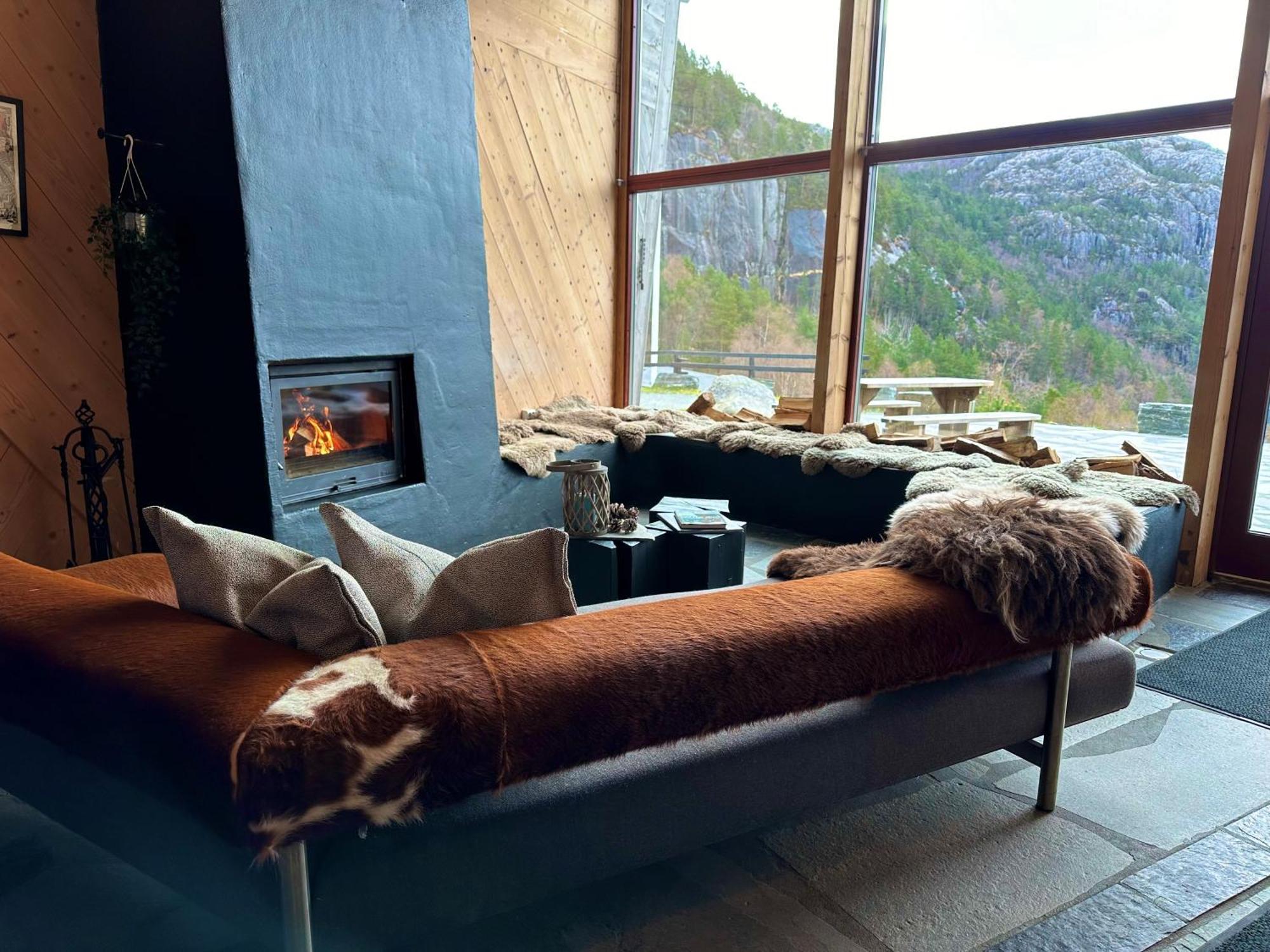 Preikestolen & Basecamp Hotel *